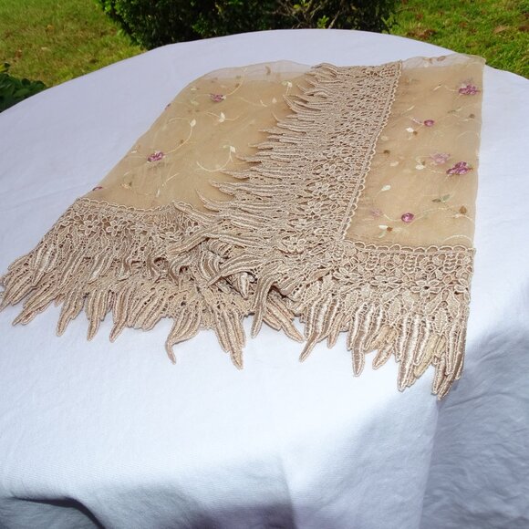 Stunning Sheer Square table topper with lace edging - Picture 6 of 8